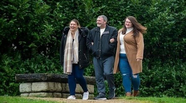 بفضل فيسبوك...بريطانيتان تعثران على والدهما بعد بحث دام 24 عاماً