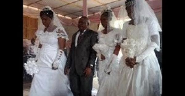 أوغندي يتزوج 3 نساء في ليلة واحدة بينهن شقيقتان (فيديو)