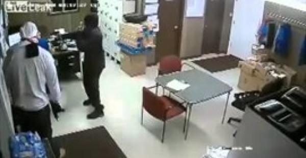 بالفيديو.. «عجوز» يخدع لصين ويتخلص منهما بذكاء