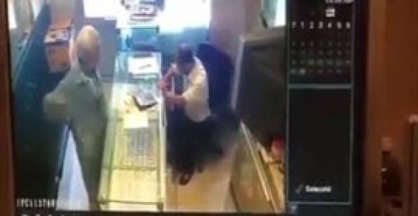 بالفيديو.. صائغ شجاع يتصدى لمحاولة قتله وسرقة محله
