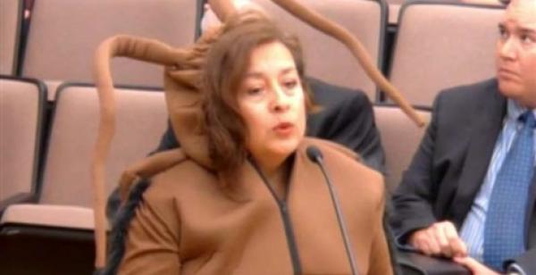 سيدة ترتدي زي صرصار في اجتماع مجلس المدينة (فيديو)