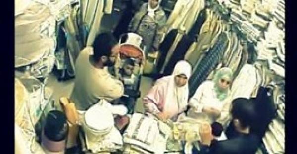 بالفيديو.. امرأة تسرق حقيبة بمساعدة ابنتها الشابة