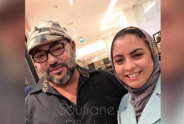 أميرة قطرية تلتقط صورة للملك محمد السادس مع شابة مغربية