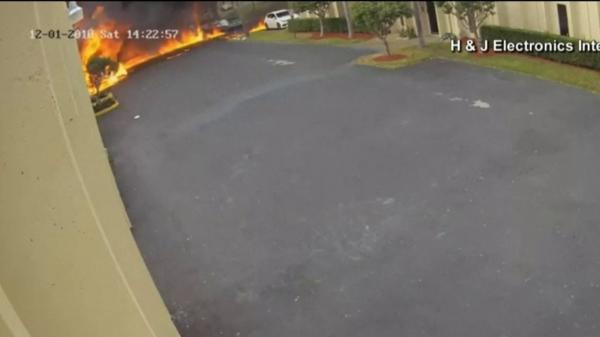 بالفيديو.. لحظات "مرعبة" لكاميرا مراقبة وثقت اصطداما قويا لطائرة بمبنى على الأرض