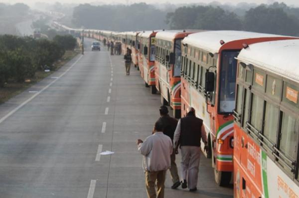بالفيديو .. أكبر تجمع للحافلات في موكب ضخم