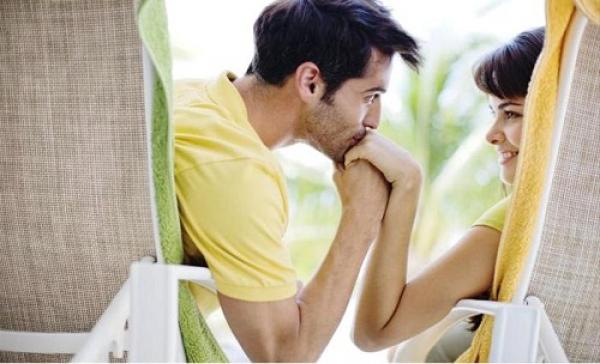 كيمياء القبلة: معادلة ساحرة تشعل هرمون الحب