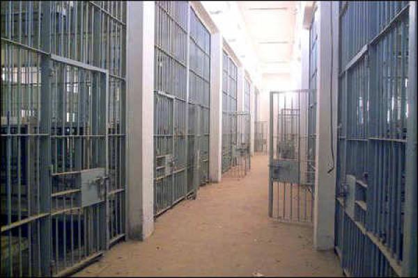 فضيحة بطنجة.. بائعات هوى يتعرين بشكل كامل فوق السطوح لاثارة السجناء والاستهزاء بهم