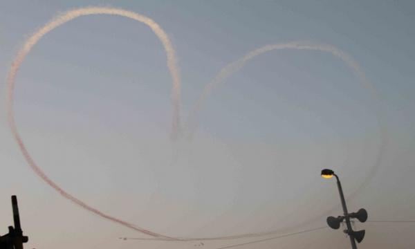 طائرات عسكرية تغازل مؤيدي مرسي بميدان رابعة العدوية وترسم ''قلب'' في السماء 