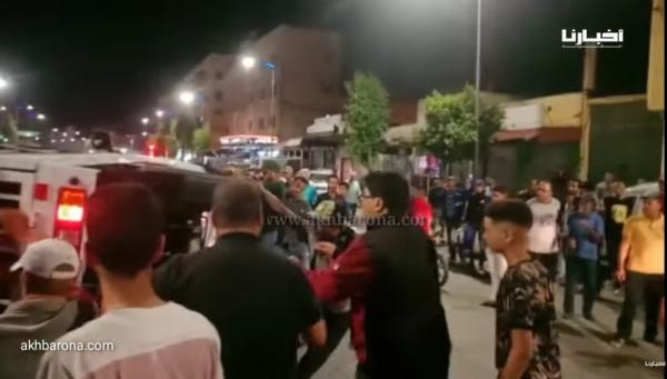 شاهد كيف تعامل مواطنون بسطات مع انقلاب شاحنة محملة بالديك الرومي