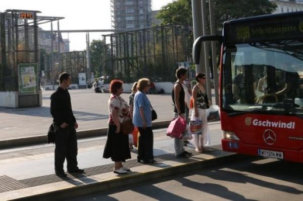 سائق حافلة يعيد 390 ألف يورو تركتهم راكبة نمساوية بالمقعد