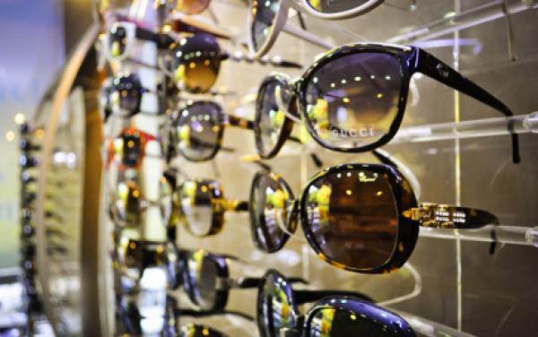 النظارات الطبية والشمسية.. رغبة في تقويم النظر أم ظاهرة أكثر ارتباطا بالموضة