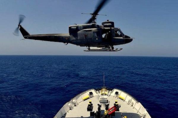 الجيش المغربي يستعين بطائرة مروحية لتوقيف زورق متورط في تهريب المخدرات