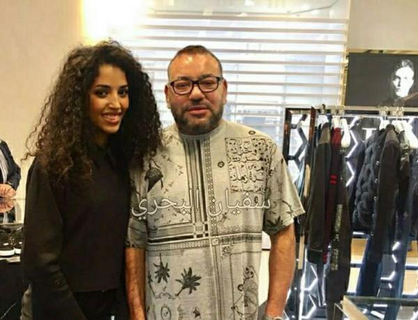 صورة جديدة للملك "محمد السادس" بقميص كتب عليه "مَن سَرَّهُ زَمنٌ ساءَتهُ أزمانُ" تجتاح الفايسبوك