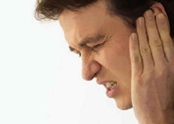 ما هي تصفيرة الأذن التي تحدث فجأة؟