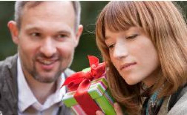 أسوأ 10 هدايا يقدمها الرجل للمرأة