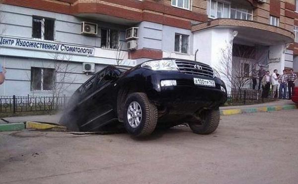 بالصور: شوارع مدينة روسية تلتهم السيارات يوميا