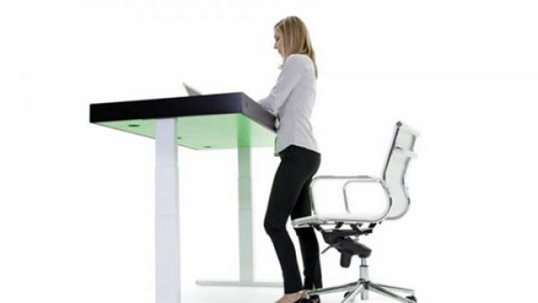 أطباء: الوقوف لفترات أطول من الجلوس يمنع الإصابة بالاكتئاب