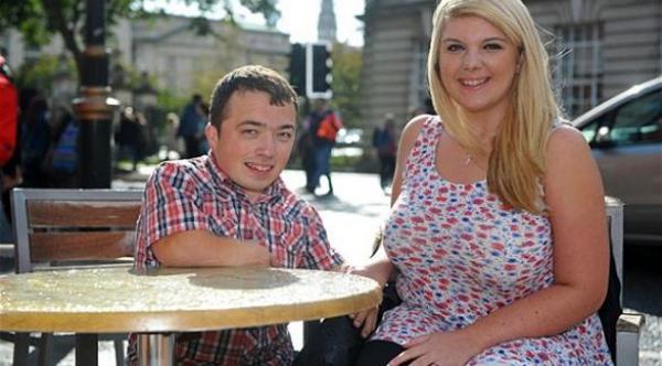  أحضرت له النادلة كتاب تلوين للأطفال