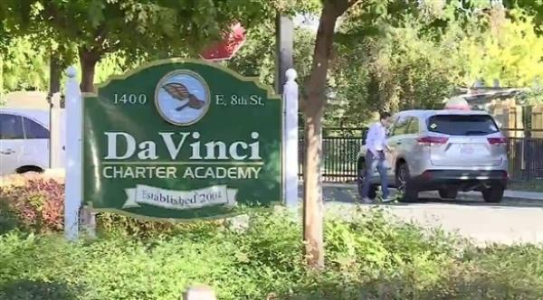 يطعم أصدقاءه فطائر من رماد جديه