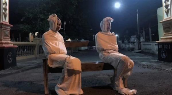 إندونيسيا تستخدم "أشباحاً" لإلزام السكان على البقاء بمنازلهم