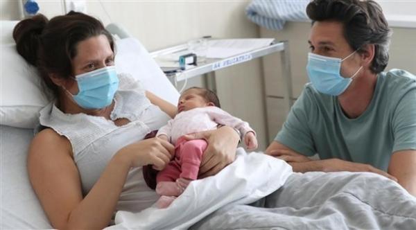 امرأة بلجيكية مصابة بفيروس كورونا تضع مولودة طفلة بصحة جيدة
