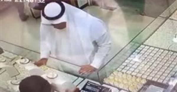 بالفيديو.. خليجي يسرق عقدين بطريقة اخطف واجري