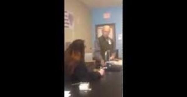 بالفيديو.. شاهد ماذا فعلت طالبة مع معلمها بعد إمساكه بشعرها