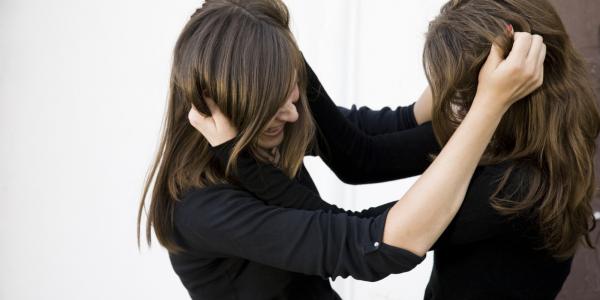 عراك عنيف بين فتيات بأكادير والشرطة تتدخل