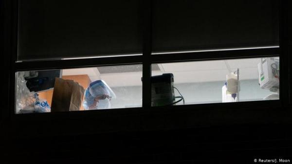 في عصر كورونا .. أبناء يودعون أمهم المحتضرة من خلف زجاج النافذة عبر الأجهزة اللاسلكية. !