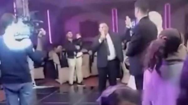 رجل يطلق زوجته عبر مكبر الصوت أثناء حفل زفاف ابنتهما(فيديو)