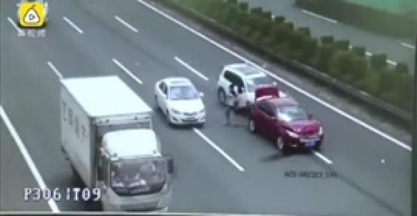 أشخاص ينجون من حوادث مميتة لسنة 2017 (فيديو)