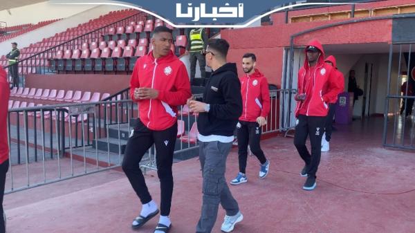 هذه هي الأجواء بين لاعبي الوداد قبيل انطلاق الديربي البيضاوي