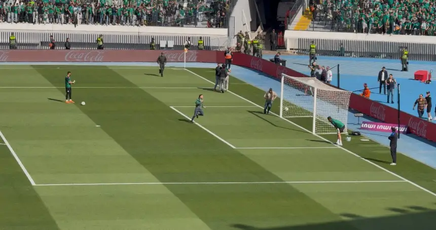 اقتحام مفاجئ لملعب دونور: مشجعان يخترقان أرضية الميدان قبل قمة الرجاء والفتح