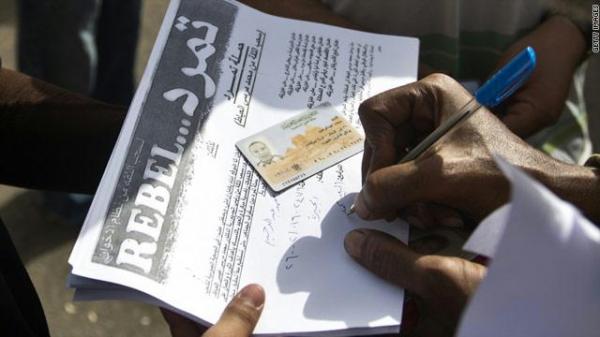 حملة  &quot;تمرد&quot; تعلن جمع 22 مليون توقيع لإسقاط مرسي