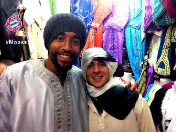صورة : لاعبا البايرن رافينيا و دانتي بالزي التقليدي المغربي