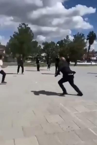 موقف محرج لرئيس قبرص التركية أثناء لعب كرة القدم (فيديو)