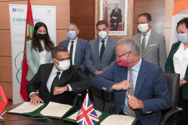 "العرايشي" و"أمزازي" يوقعان اتفاقا لإطلاق برنامج "إذاعي" لتعلم اللغة الإنجليزية بشراكة مع المجلس الثقافي البريطاني