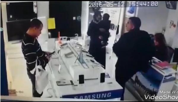 شاهد شفار يسرق هاتفا نفيسا من داخل محل مستعملا خدعة الناموسة وخفة اليد