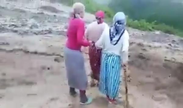 شاهد .. شخص يقاوم سيول جارفة غير مسبوقة بمنطقة إيساكن شمال المغرب