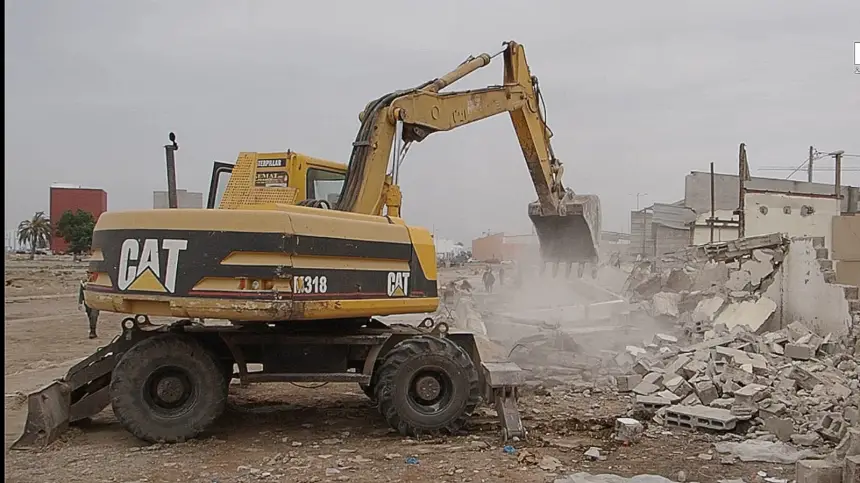 طراكس السلطات كيطحان الأخضر واليابس..شاهد لحظة هدم محلات لافيراي التجارية بإنزكان