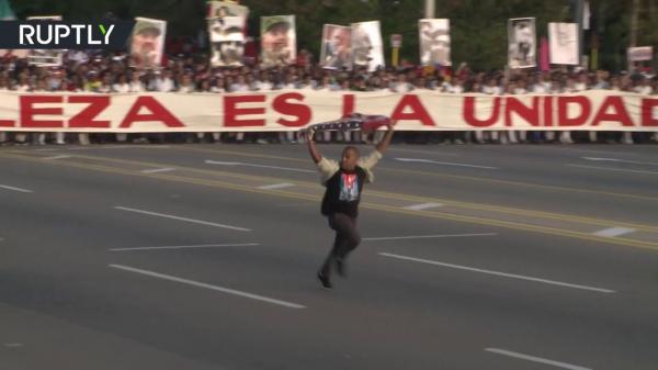 كوبا.. رجل يحمل العلم الأمريكي أمام مسيرة في عيد العمال ، شاهدوا ردة فعلهم