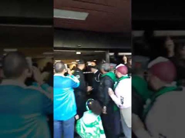 استقبال حاشد لفريق الرجاء بعد عودته إلى أرض الوطن متوجا بكأس الكاف (فيديو)