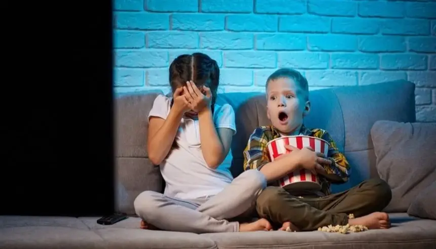 مشاهدة التلفاز العنيف في الطفولة تُفاقم سلوك العدوان لدى الأولاد في سن المراهقة