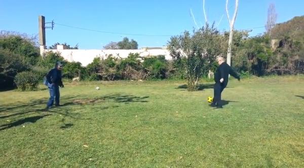 بالفيديو: بنكيران يلعب كرة القدم رفقة أصدقائه .. دخلوه لوسط