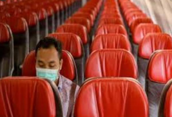 راكب على متن طائرة يتوجه وحيدا نحو بؤرة "كورونا" ويتسلح بكمامة