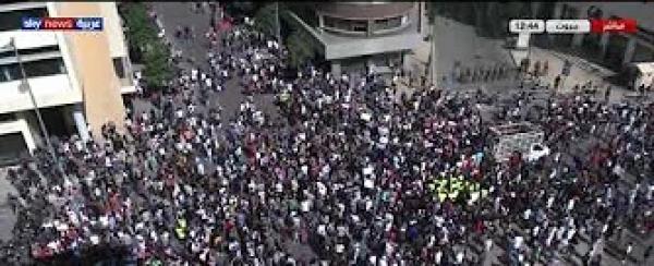 آلاف المتظاهرين الغاضبين في شوارع لبنان على خلفية أزمة اقتصادية عميقة