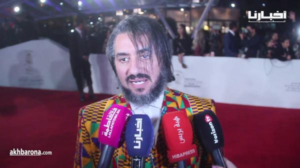 المخرج هشام العسري يظهر بلباس مثير على البساط الأحمر بمهرجان مراكش