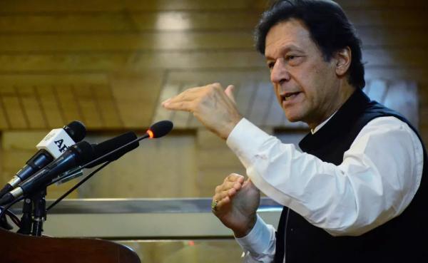 رئيس الوزراء الباكستاني يطالب الغرب بتجريم إهانة النبي محمد (ص) أسوة بالإساءة إلى المحرقة اليهودية