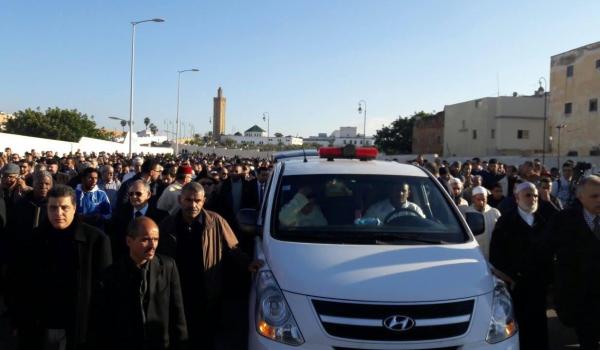 بالصور .. تشييع جنازة والدة رئيس الحكومة في موكب جنائزي مهيب