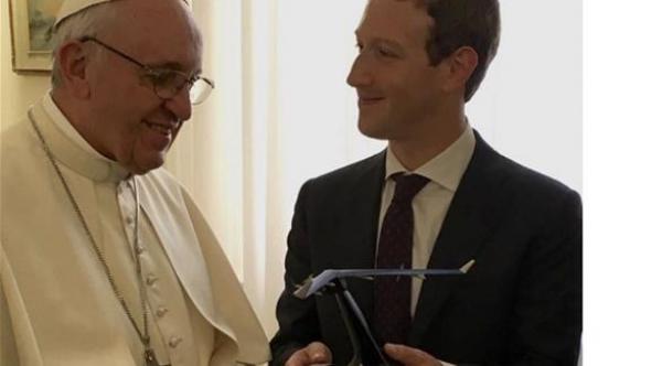 بالصور: زوكربيرغ يهدي بابا الفاتيكان طائرة دون طيار